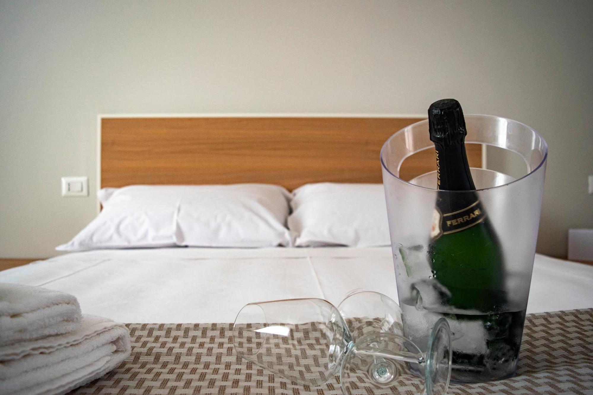 Ferrari Rooms & Apartments Porto Cesareo Exteriör bild